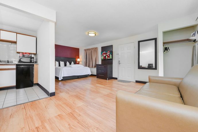 Imagen de la habitación del Hotel Red Roof Inn PLUS+ and Suites Guilford. Foto 14