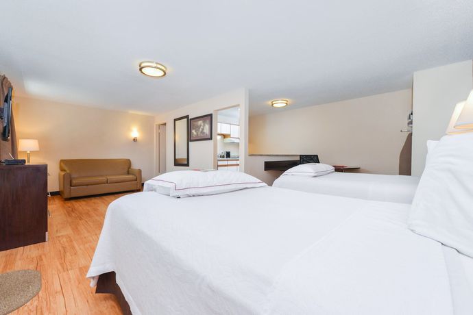 Imagen de la habitación del Hotel Red Roof Inn PLUS+ and Suites Guilford. Foto 17