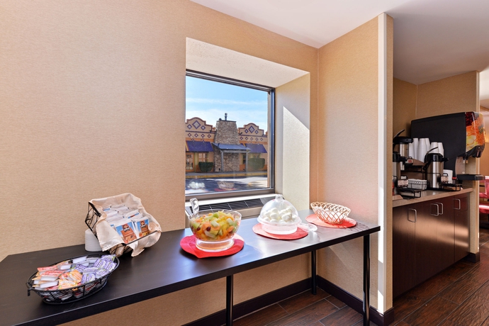 Imagen del bar/restaurante del Hotel Red Roof Inn Plus+ Boston - Woburn/ Burlington. Foto 3