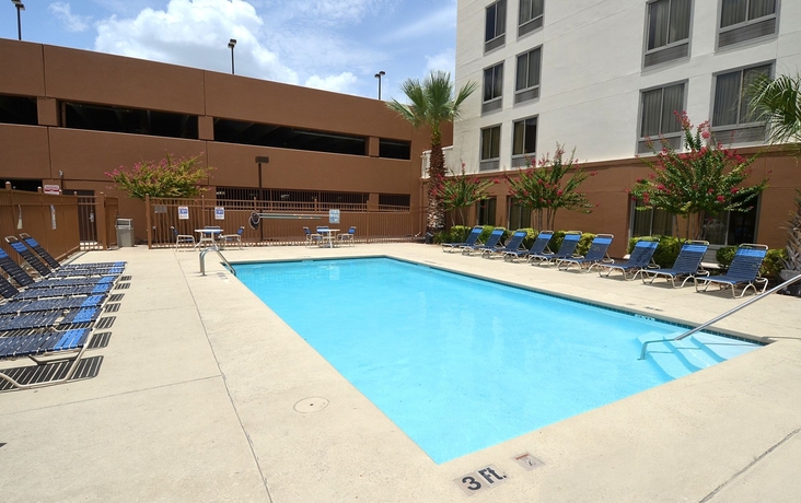 Imagen de la piscina del Hotel Red Roof Inn Plus+ San Antonio Downtown - Riverwalk. Foto 15