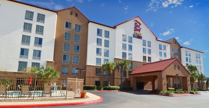 Imagen de los exteriores del Hotel Red Roof Inn Plus+ San Antonio Downtown - Riverwalk. Foto 10