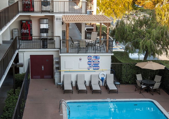 Imagen de la piscina del Hotel Red Roof Inn Plus+ San Francisco Airport. Foto 16