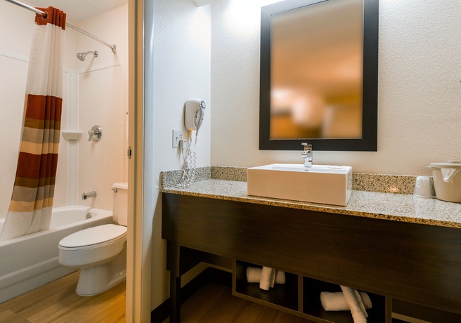 Imagen de la habitación del Hotel Red Roof Inn Plus+ San Francisco Airport. Foto 13