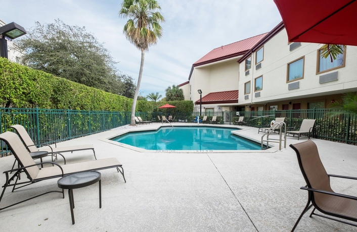 Imagen de la piscina del Hotel Red Roof Inn Plus+ West Palm Beach. Foto 12