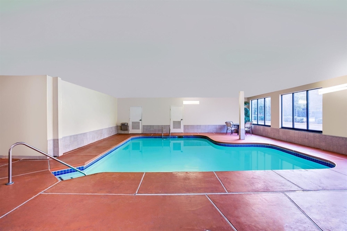 Imagen de la piscina del Hotel Red Roof Inn Plus+ and Suites Atlanta Airport South. Foto 10