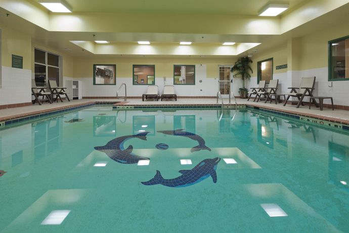 Imagen de la piscina del Hotel Red Roof Inn Plus+ and Suites Birmingham - Bessemer. Foto 10