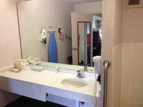 Imagen de la habitación del Hotel Red Roof Inn Plus+ and Suites Erie. Foto 11