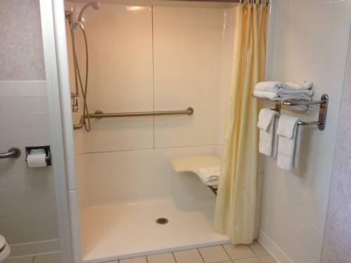 Imagen de la habitación del Hotel Red Roof Inn Plus+ and Suites Erie. Foto 12