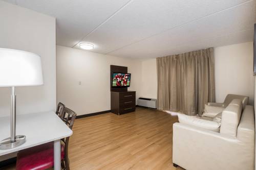 Imagen de la habitación del Hotel Red Roof Inn Plus+ and Suites Knoxville West-cedar Bluff. Foto 6