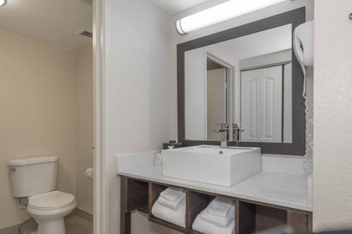 Imagen de la habitación del Hotel Red Roof Inn Plus+ and Suites Knoxville West-cedar Bluff. Foto 10