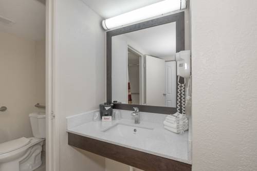 Imagen de la habitación del Hotel Red Roof Inn Plus+ and Suites Knoxville West-cedar Bluff. Foto 13