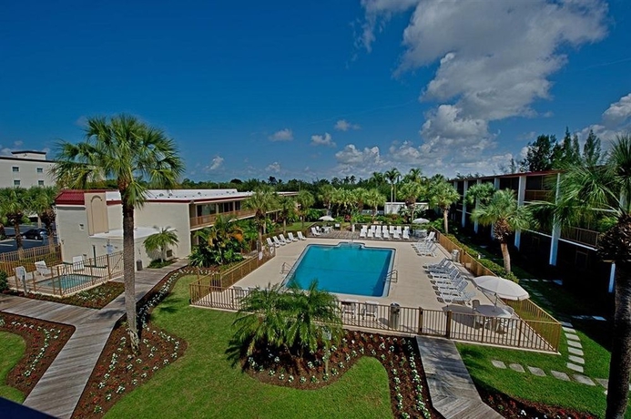 Imagen de la piscina del Hotel Red Roof Inn Plus+ and Suites Naples Downtown - 5th Ave S. Foto 15