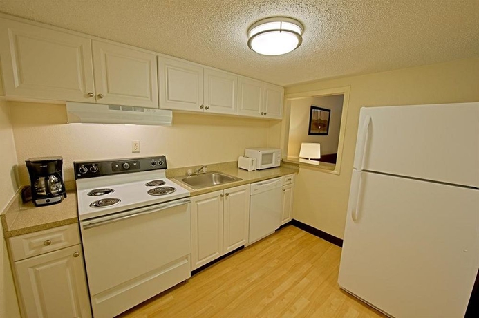 Imagen de la habitación del Hotel Red Roof Inn Plus+ and Suites Naples Downtown - 5th Ave S. Foto 3