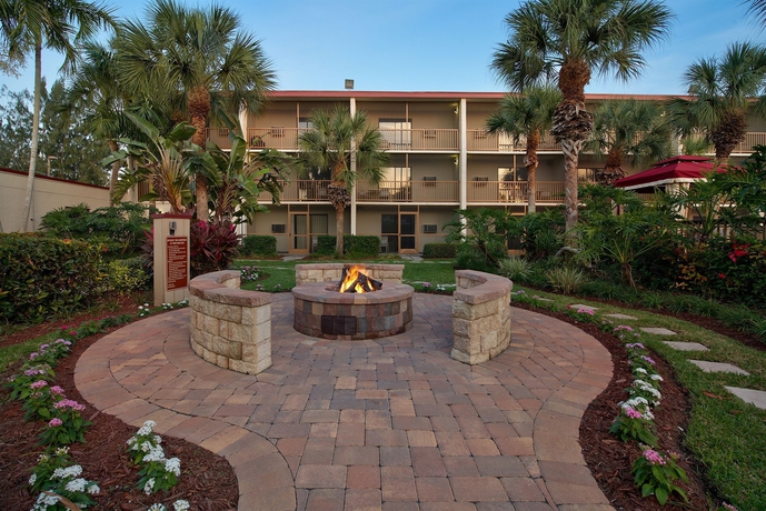 Imagen de los exteriores del Hotel Red Roof Inn Plus+ and Suites Naples Downtown - 5th Ave S. Foto 9