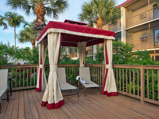 Imagen de los exteriores del Hotel Red Roof Inn Plus+ and Suites Naples Downtown - 5th Ave S. Foto 11