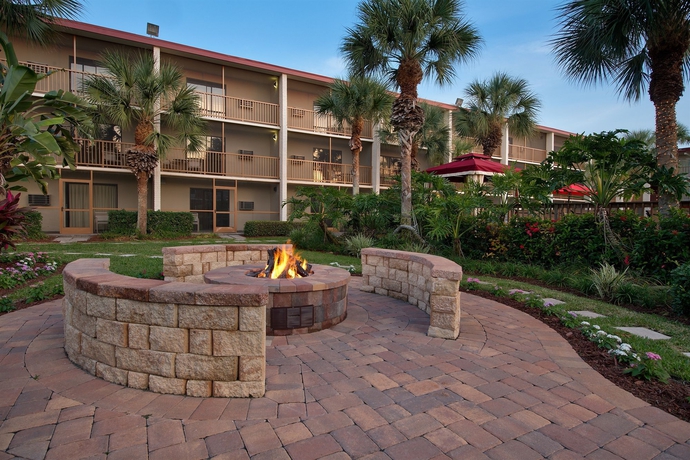 Imagen de los exteriores del Hotel Red Roof Inn Plus+ and Suites Naples Downtown - 5th Ave S. Foto 12