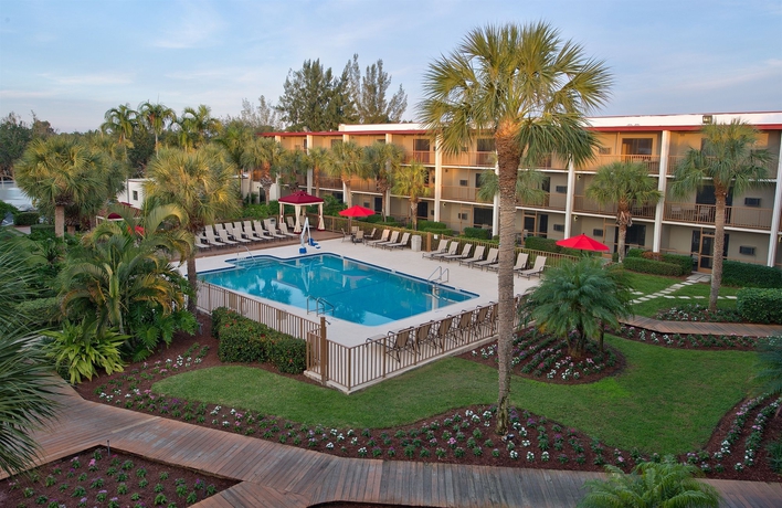 Imagen de los exteriores del Hotel Red Roof Inn Plus+ and Suites Naples Downtown - 5th Ave S. Foto 13