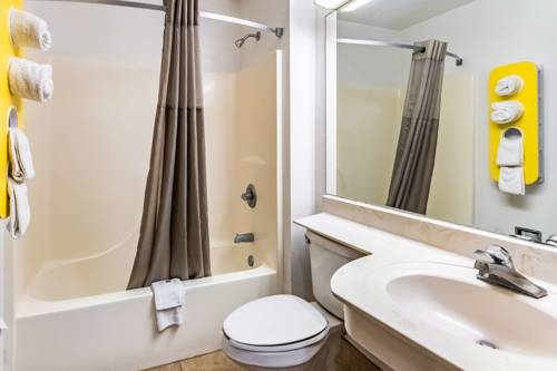 Imagen de la habitación del Hotel Red Roof Inn Plus+ and Suites Savannah - I-95. Foto 3