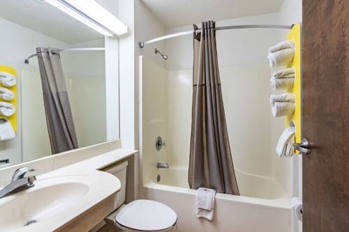 Imagen de la habitación del Hotel Red Roof Inn Plus+ and Suites Savannah - I-95. Foto 4
