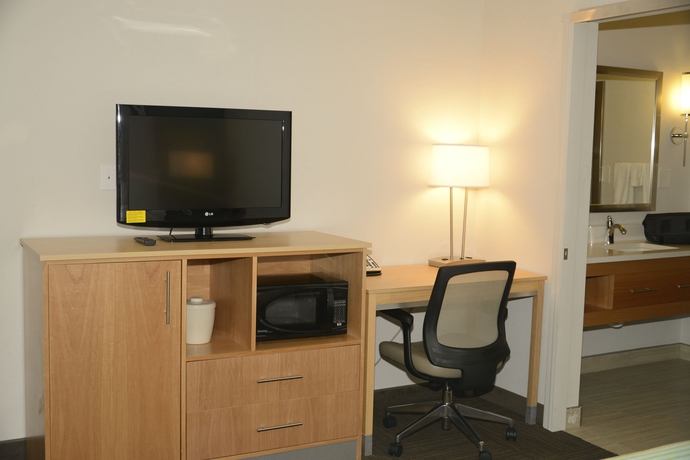 Imagen de la habitación del Hotel Red Roof Inn Plus+ and Suites Tampa. Foto 4