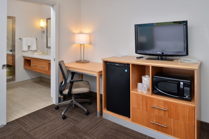 Imagen de los interiores del Hotel Red Roof Inn Plus+ and Suites Tampa. Foto 11