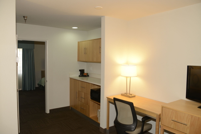 Imagen de la habitación del Hotel Red Roof Inn Plus+ and Suites Tampa. Foto 6