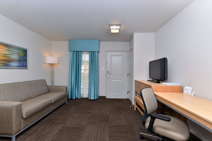 Imagen de los interiores del Hotel Red Roof Inn Plus+ and Suites Tampa. Foto 16