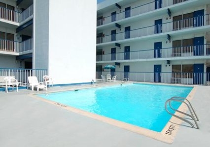 Imagen de la piscina del Hotel Red Roof Inn Plus+ and Suites Virginia Beach &ndash; Seaside. Foto 6