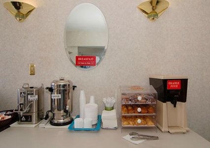 Imagen del bar/restaurante del Hotel Red Roof Inn Plus+ and Suites Virginia Beach &ndash; Seaside. Foto 2