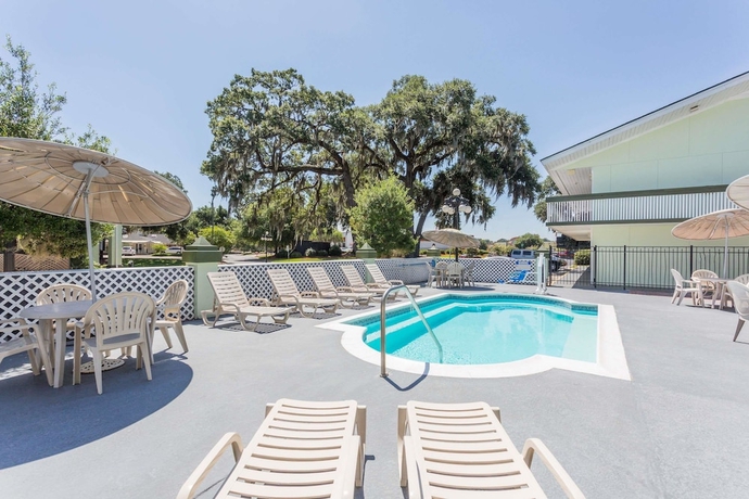 Imagen de la piscina del Hotel Red Roof Inn Savannah - Southside/midtown. Foto 17