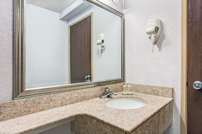 Imagen de la habitación del Hotel Red Roof Inn Suffolk. Foto 5