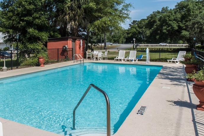 Imagen de la piscina del Hotel Red Roof Inn Tallahassee East. Foto 16