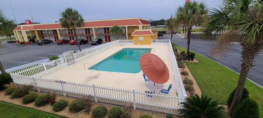 Imagen de la piscina del Hotel Red Roof Inn Tifton. Foto 14