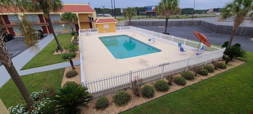 Imagen de la piscina del Hotel Red Roof Inn Tifton. Foto 15