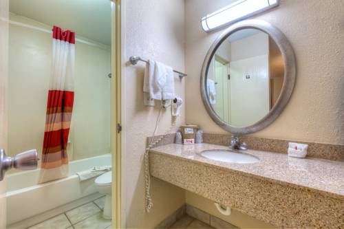 Imagen de la habitación del Hotel Red Roof Inn Tulsa. Foto 11