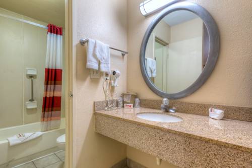 Imagen de la habitación del Hotel Red Roof Inn Tulsa. Foto 12