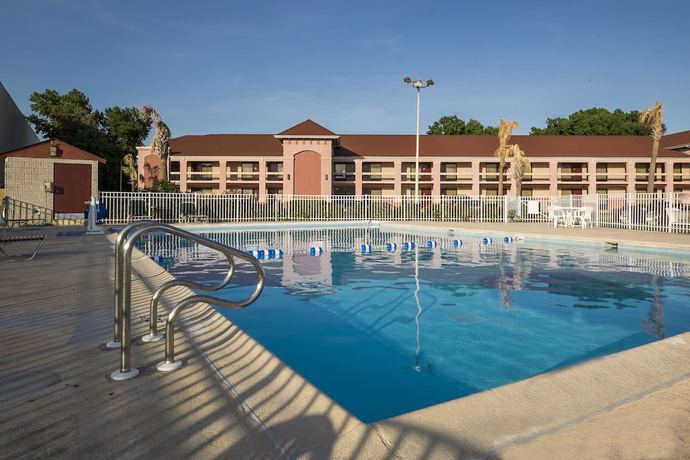 Imagen de la piscina del Hotel Red Roof Inn Virginia Beach - Norfolk Airport. Foto 15