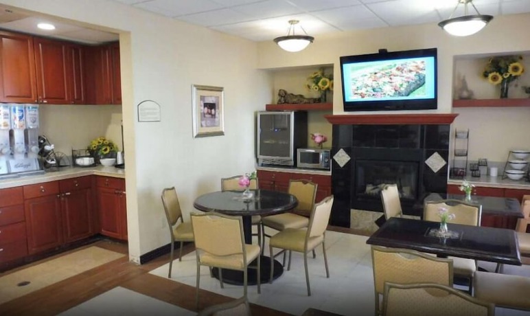 Imagen del bar/restaurante del Hotel Red Roof Inn & Suites Galloway. Foto 2