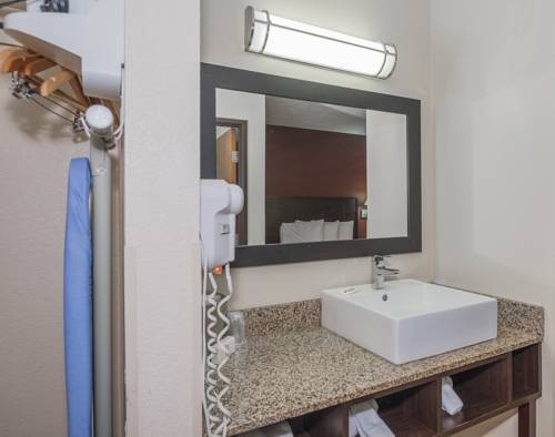 Imagen de la habitación del Hotel Red Roof Inn & Suites Hermitage. Foto 14