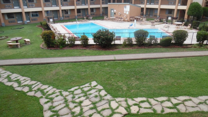 Imagen de la piscina del Hotel Red Roof Inn & Suites Oklahoma City Southwest. Foto 16
