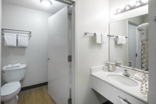 Imagen de la habitación del Hotel Red Roof Inn & Suites Savannah Airport. Foto 3