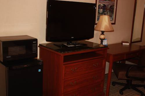 Imagen de la habitación del Hotel Red Roof Inn and Suites Calhoun. Foto 4