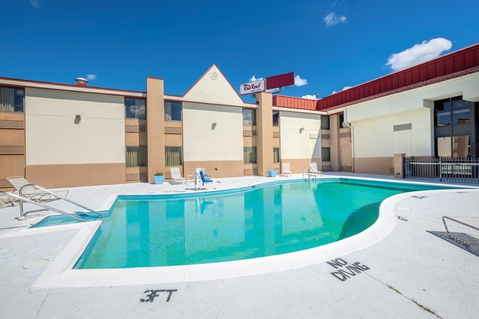 Imagen de la piscina del Hotel Red Roof Inn and Suites Cincinnati North - Mason. Foto 20