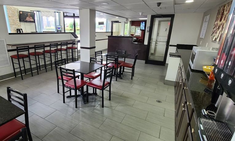 Imagen de los interiores del Hotel Red Roof Inn and Suites Duncan. Foto 16