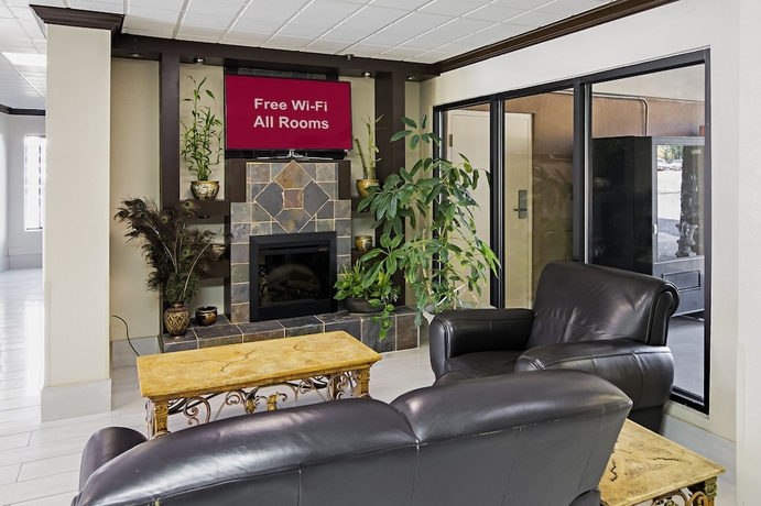 Imagen de los interiores del Hotel Red Roof Inn and Suites Fayetteville - Fort Bragg. Foto 16