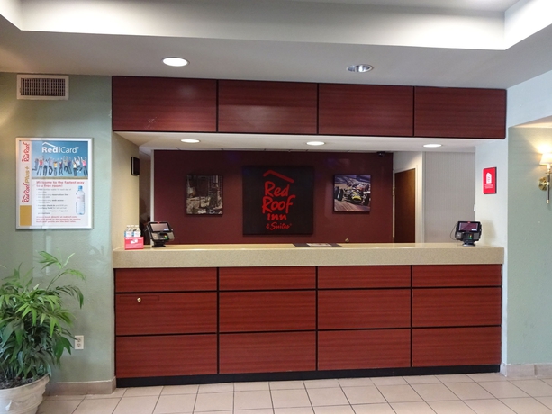 Imagen de los interiores del Hotel Red Roof Inn and Suites Indianapolis Airport. Foto 9