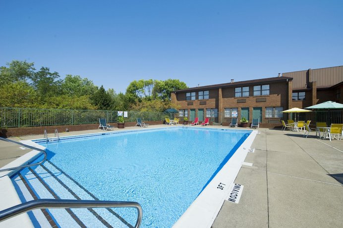 Imagen de la piscina del Hotel Red Roof Inn and Suites Lexington - Hamburg. Foto 20