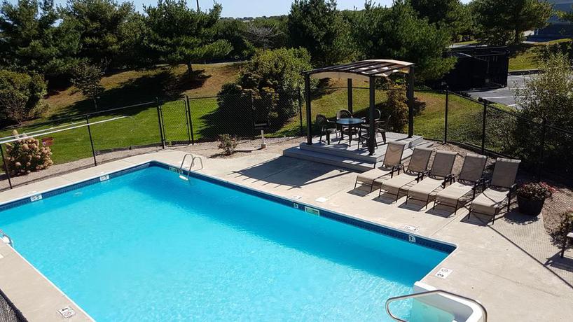 Imagen de la piscina del Hotel Red Roof Inn and Suites Newport &ndash; Middletown, Ri. Foto 7