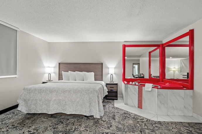 Imagen de los exteriores del Hotel Red Roof Plus+ Belleville. Foto 15