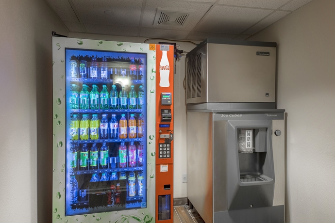 Imagen de los interiores del Hotel Red Roof Plus Garden City - Long Island. Foto 9